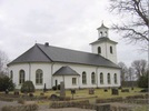 Åkers kyrka har en mycket välbevarad exteriör där dagens plåttak är den största
förändring som skett.