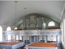 Vy mot orgelläktaren visar den färgsättning som kyrkan fick i
mitten av 1970-talet och som är mycket tidstypisk.