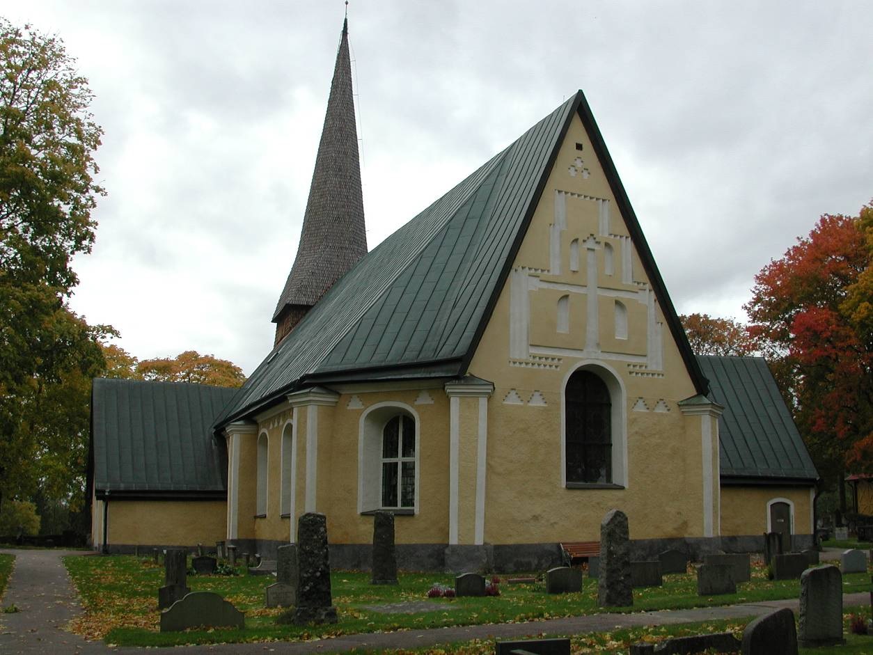 Exteriör bild av Malma kyrka med kyrkogård. Här ses kyrkans östra gavel. Dess vikta form är kyrkan ensam om. 