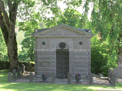 Gislows mausoleum. Till höger är Ekströmska graven
med tillhörande sorgeträd.