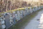Kågeröds kyrkogård, lapidarium i mur