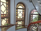 I trapphuset finns blyspröjsade fönster med etsat och färgat glas.