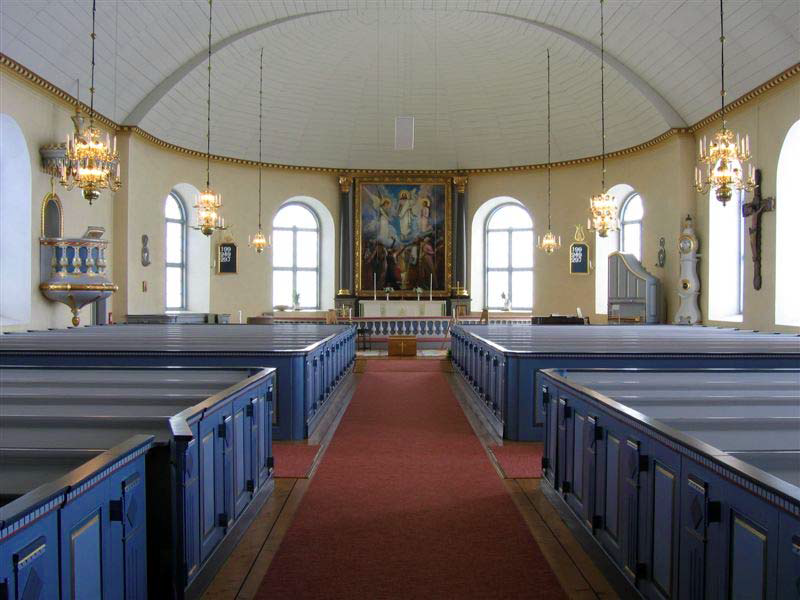 Koret med Ludvig Frids färgstarka altartavla från
1894. T.h.: Påkostad empirepredikstol av s.k. Mjöbäckstyp.
Kyrkorummets två blickfång