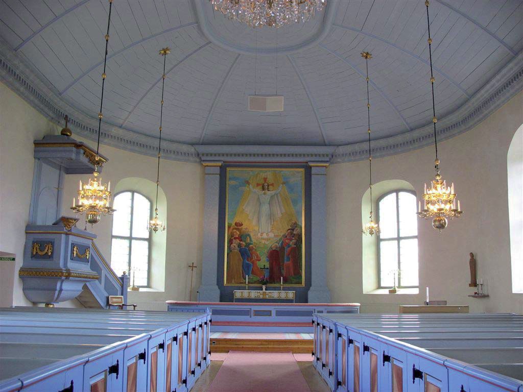 Interörbild mot öster. Koret med altaruppställning gjordes
om på 1940-talet och anpassades till ett mer troligt
nyklassiskt uttryck. Ramverket i taket är kvar från 1908
års renovering. Altartavla av konstnär Erik Abrahamsson
från 1944.