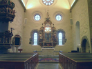 Interiörbild av koret, vy mot öster. I korets södervägg skymtar till höger nischerna för piscina, skåp och sittnisch.