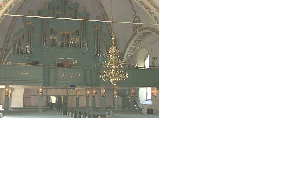 Orgelläktaren
"Läktaren omfattar västra delen av kyrkorummet och sträcker sig bakåt, in i tornet. Den domineras av en storslagen orgelfasad, hållen i en grön oljefärg som ligger nära bänkinredningens och rikt dekorerad med förgyllda ornament". 