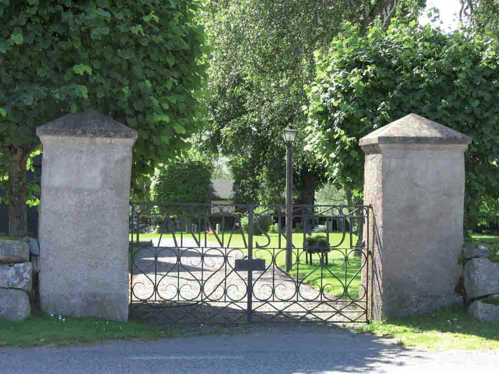 Entrén har en smidd pargrind från tidigt 1800-tal med
texten ”LANNASKEDE”. Grinden hänger mellan två spritputsade
stolpar med toppiga krön.