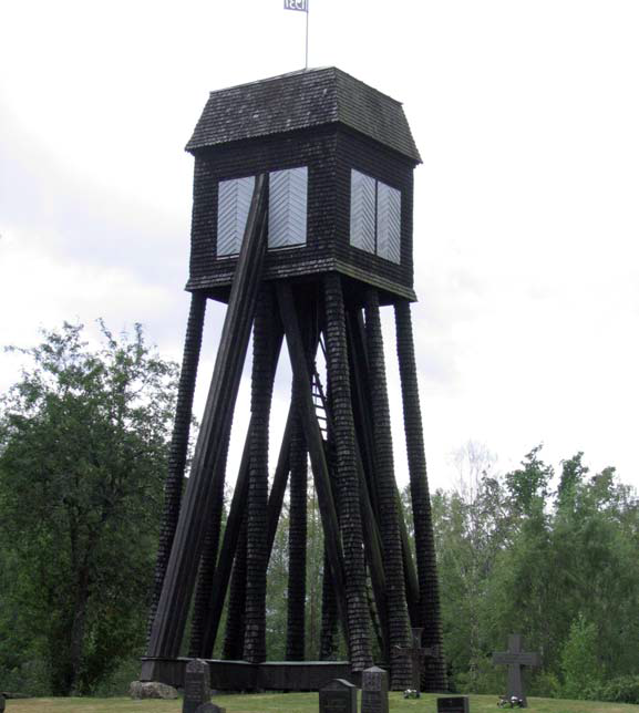 Klockstapel som uppfördes 1937 i samband med att kyrkan
restaurerades och som ritades av Erik Lundberg.