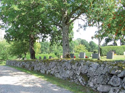 Den kallmurade granitmuren är förmodligen från kyrkogårdens
tillkomsttid.