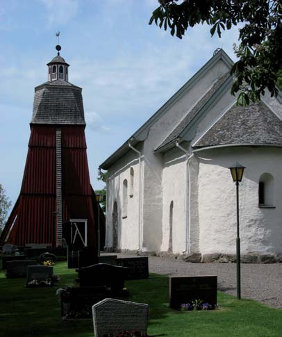 Härtlanda kyrka och klockstapel.