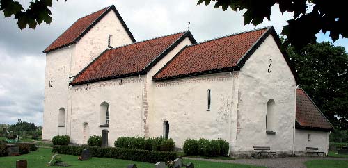 Kyrkan sedd från sydost.