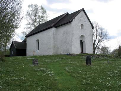 Norra och västra fasaden av kyrkan.