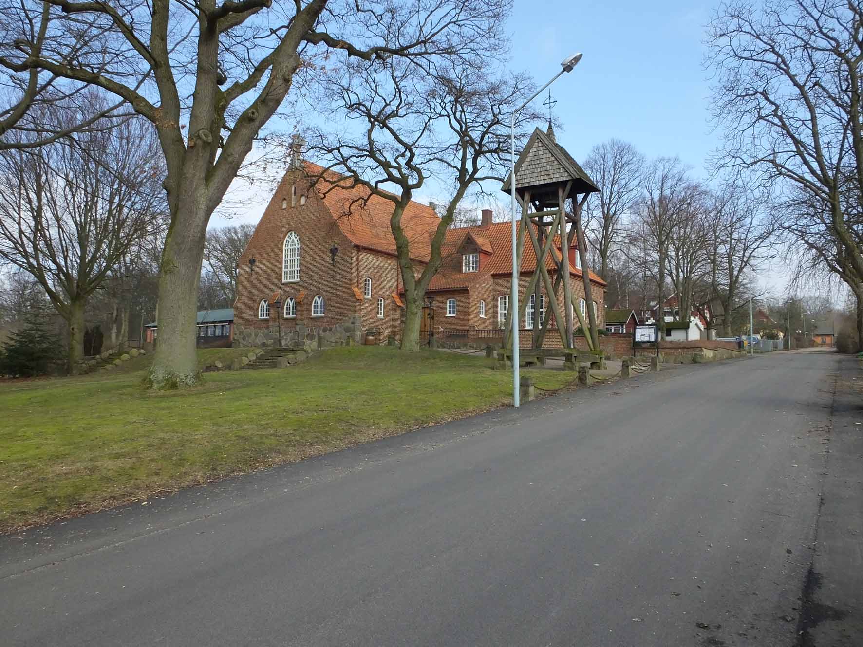 Billesholms kyrka och klockstapel från sydväst