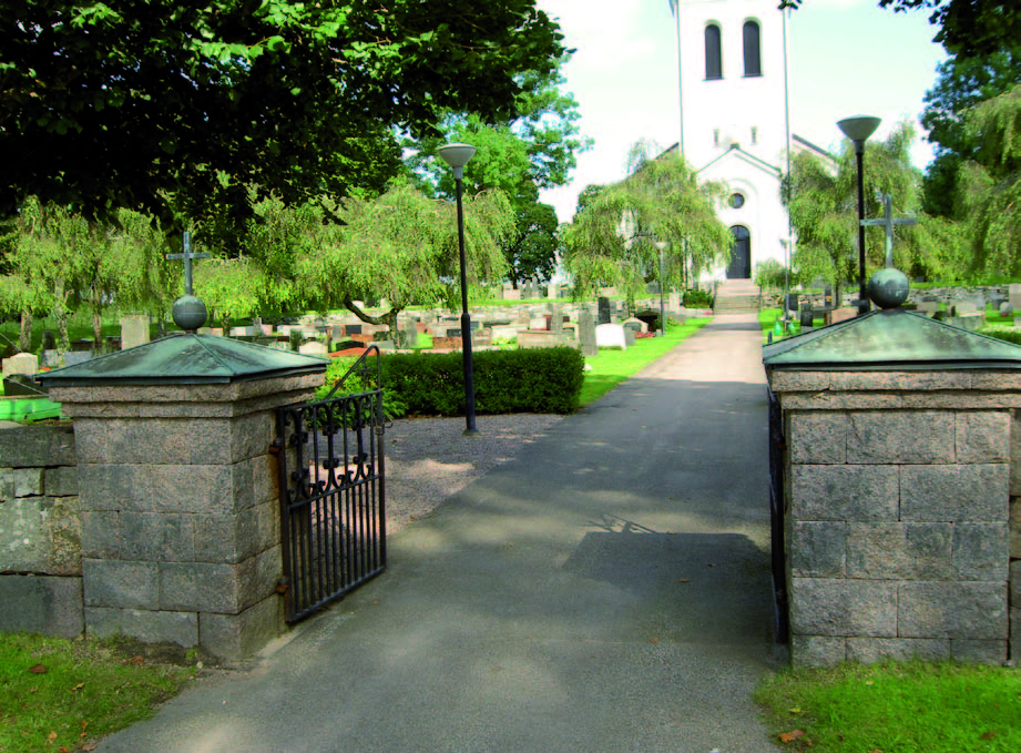 Huvudingången som är placerad i västra muren och som leder
upp mot kyrkans huvudentré.