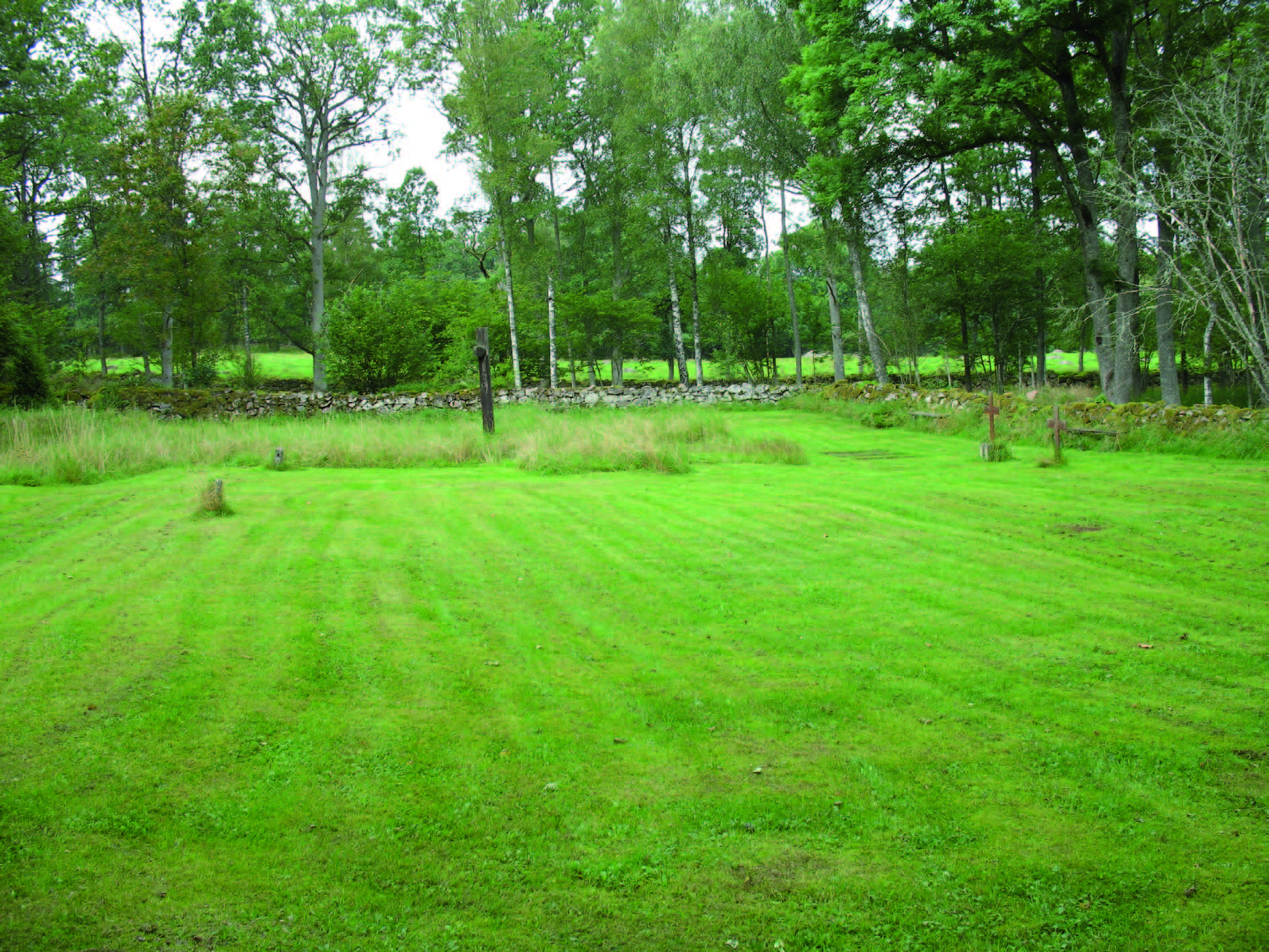 Kyrkogården sedd från ingången i sydväst.