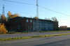 SAK01454 Sätra, Isätra 2:2, Skärholmsvägen. Foto fr N, 9910, JST. En transformatorstation ligger intill Skärholmsvägen i närheten av Sätra industriområde.


