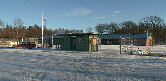 SAK03619 Sthlm, Vårberg, Vårbergs Idrottsplats, Vårbergsvägen-Svanholmsvägen, från nordväst 

Vårbergs idrottsplats ligger i sydöstra utkanten av Vårberg. 







