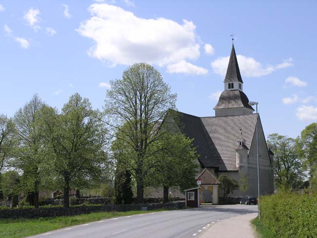 Sorunda kyrka, prästporten i förgrunden