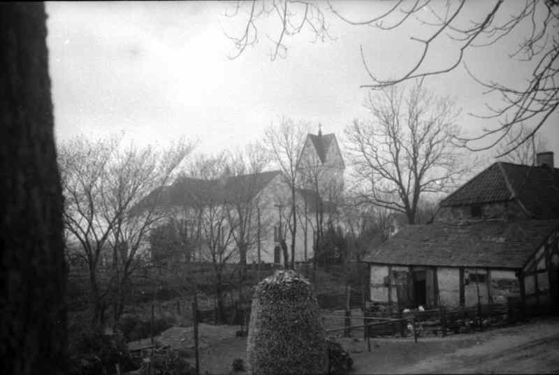 Lövestads kyrka med omgivningar från nordöst	
	
	
	


	


	
