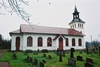 Mårdaklevs kyrka med omgivande begravningsplats, från NÖ.
