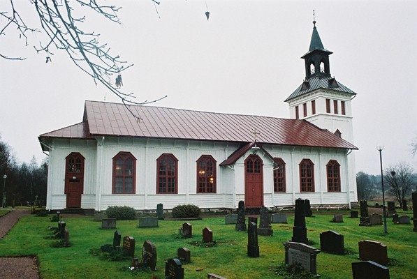 Mårdaklevs kyrka med omgivande begravningsplats, från NÖ.
