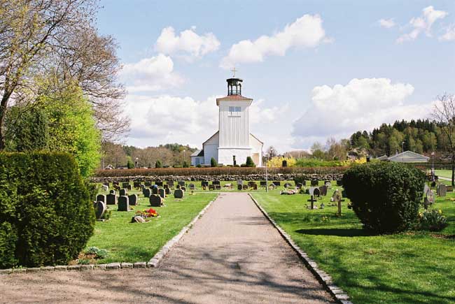 Nödinge kyrka med omgivande kyrkogård, sedd från väster. 