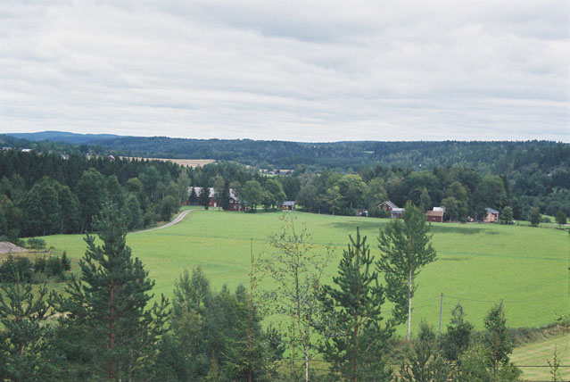 Utsikt från Gesäters kyrka mot nordost. Gården till höger är den f d prästgården. 