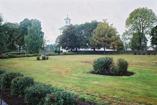 Sjötofta kyrka med omgivande kyrkogård sedd från vaktmästarkontoret i söder, från SÖ.