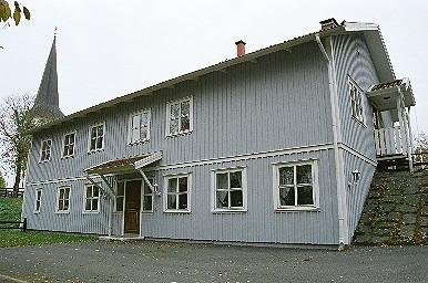 Församlingshemmet söder om Öxnevalla kyrka, från SV.