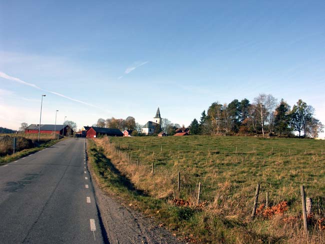 Mellösa kyrka, kyrkomiljö, vägen mot kyrkan och genom byn