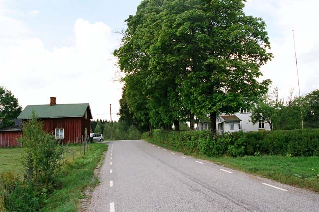 Gårdsmiljö på två sidor om vägen vid Ängen, Västra Fjälla.
