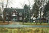 F d komministerbostaden (nu församlingshem och bostad) vid landsvägen sydost om Erikstad kyrka. 