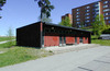 SAK09278 ( SAK09554 ) Akalla, Porkala , Foto fr SV, 2000-05-12, JST

Mot väster finns en mindre idrottsplats med ett gediget byggt omklädningshus av en modell som förekommer på flera ställen i Stockholms förorter.









