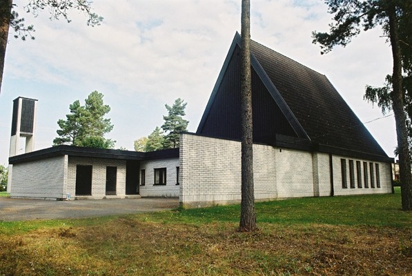 Grimsås kyrka med klockstapel i fonden sedd från SV.