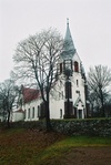 Kalvs kyrka och kyrkotomt med omgivande kallmur, från NÖ.