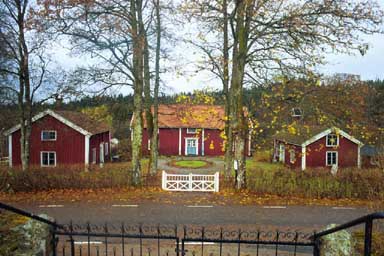 Gården Stommen som ligger på andra sidan vägen väster om Mossebo kyrka, från Ö.
