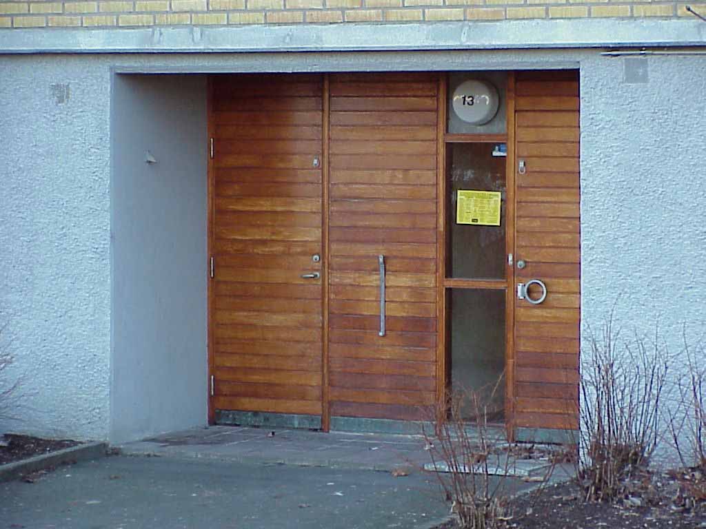 Ett dörrparti som är mycket karaktäristiskt för huslamellerna i Flatås.