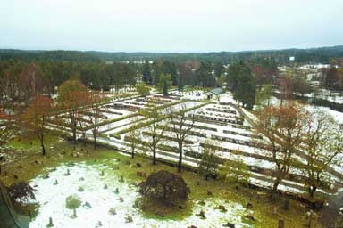 Tranemo kyrkogård sedd österut från lanterninen.

