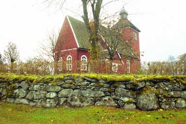 Mossebo kyrka med kyrkogårdsmur, från NÖ.

