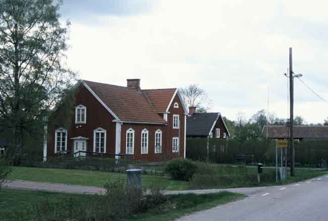 Bebyggelse intill kyrkan.