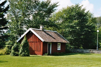Hembygdsstugan Saras stuga invid Norra Lundby kyrka. Neg.nr 04/235:13.jpg