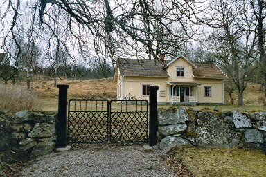 Före detta prästgård öster om Beatebergs kyrkogård. Neg.nr 04/277:02.jpg