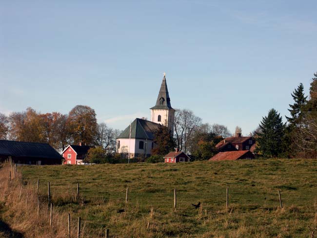 Mellösa kyrka, kyrkomiljö, kyrkan och kyrkbyn