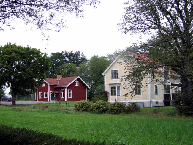 Helgesta kyrka, kyrkomiljö med kyrkskola och klockarboställe