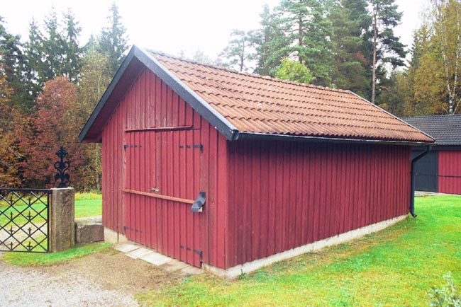 Ekonomibyggnad belägen i kyrkogårdens nordöstra del.