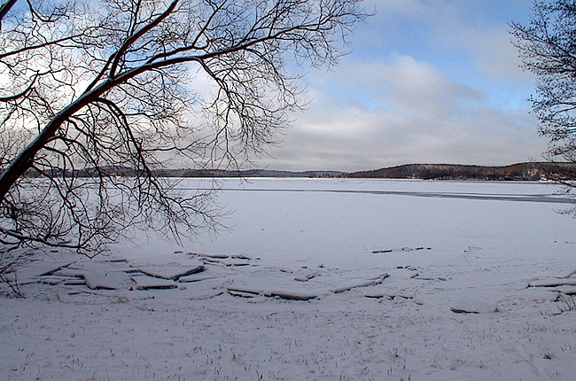 SAK03219 Vårberg, Vårberg 1:1, Foto fr NO, , 2000-02-25, JST 

Vinterbild av badplatsen i Vårberg.



