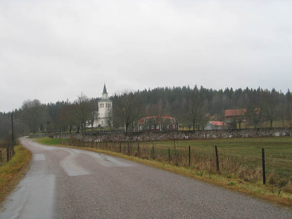 Lönneberga kyrka från sydost.