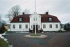 Prästgården i Sexdrega ligger ett stycke norr om kyrkan. Den uppfördes år 1922 efter ritningar av Göteborgsarkitekten Gustaf Elliot.  