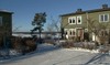 Sthlm, Skärholmen, Furuholmen 3-202, Bullerholmsgränd 1-137, Högholmsgränd 2-56, Varpholmsgränd 5-83, I Skärholmens kuperade terräng har bostadsområdena ofta fått en hög placering. De boende erbjuds därmed många fina vyer.
