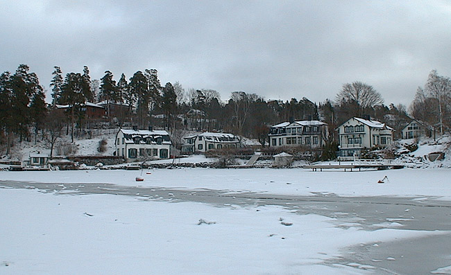 SAK03222 Vårberg, Foto fr NV, 2000-02-25, JST 

Johannesdal är en gård med anor från 1700-talets slut.



